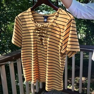 Cute Crop top w/ V neck